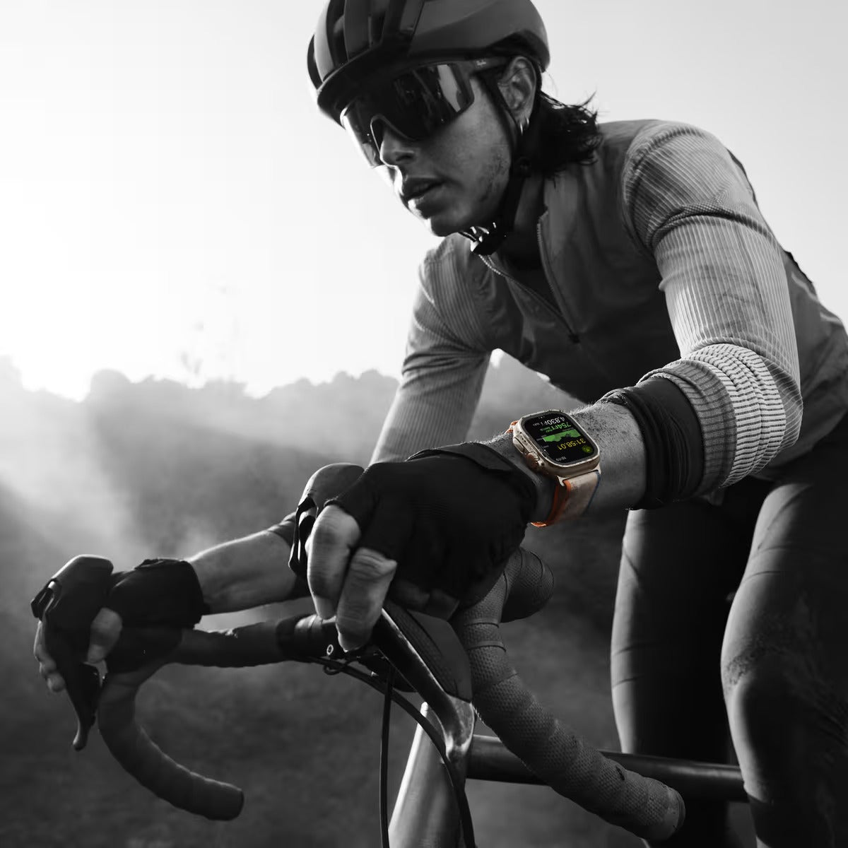 Apple Watch Ultra 2 GPS + Cellular 49mm - Titanové pouzdro s oranžovým oceánským řemínkem